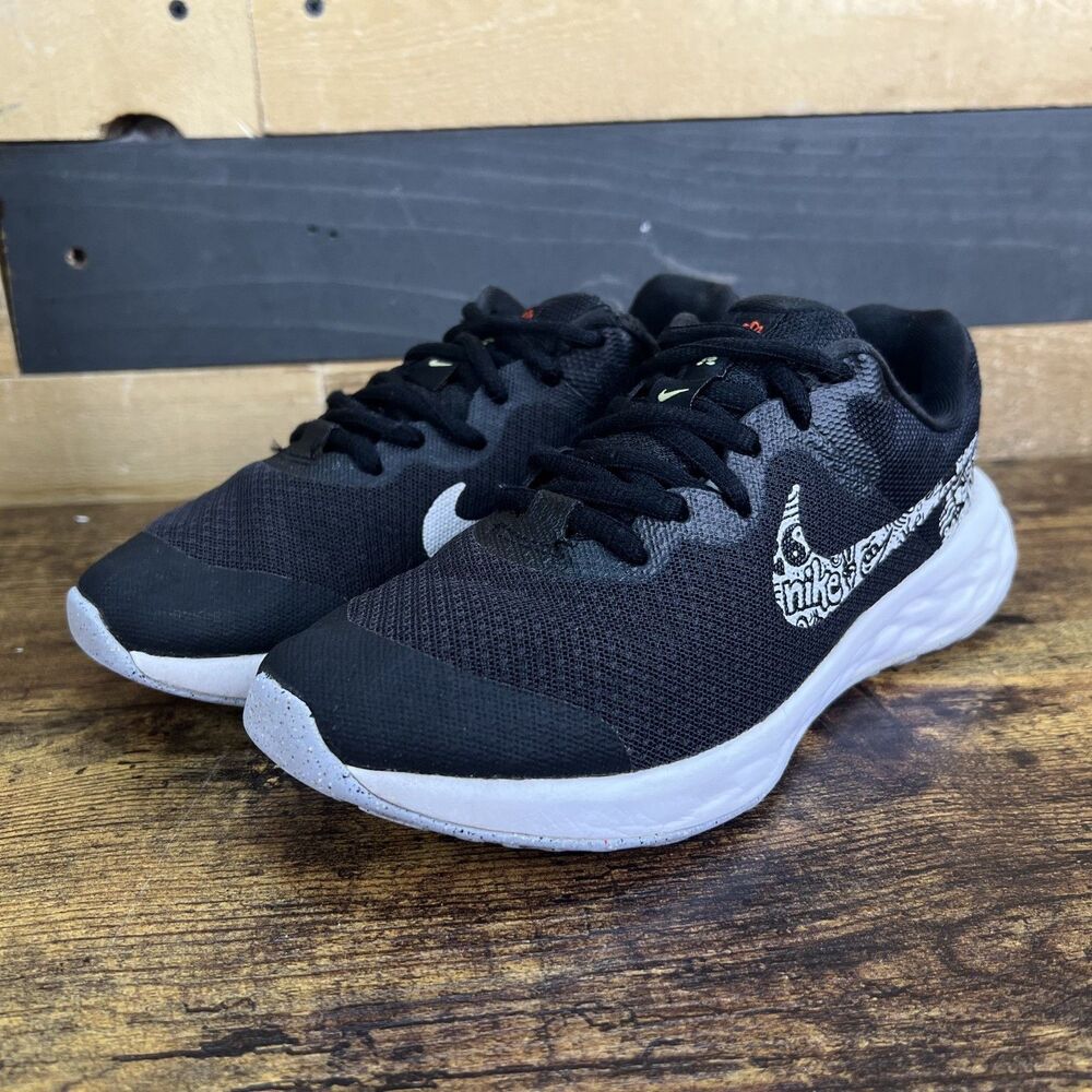 NIKE REVOLUTION 6 Size Womens 7 DV31181-001 DOODLES